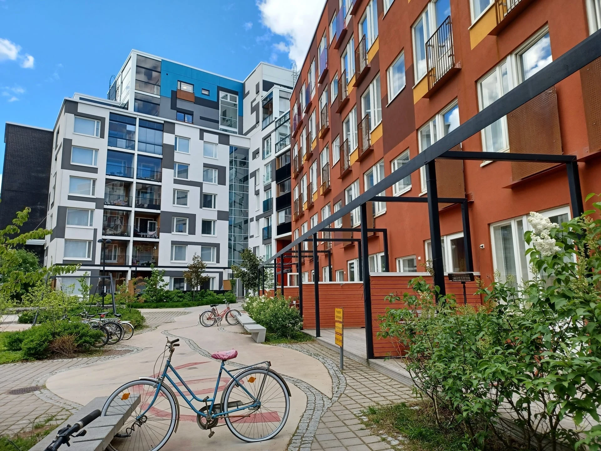 Kuva Jätkäsaaressa sijaitsevan Ara:n rakennuttaman punatiilisen kerrostalon sisäpihalta